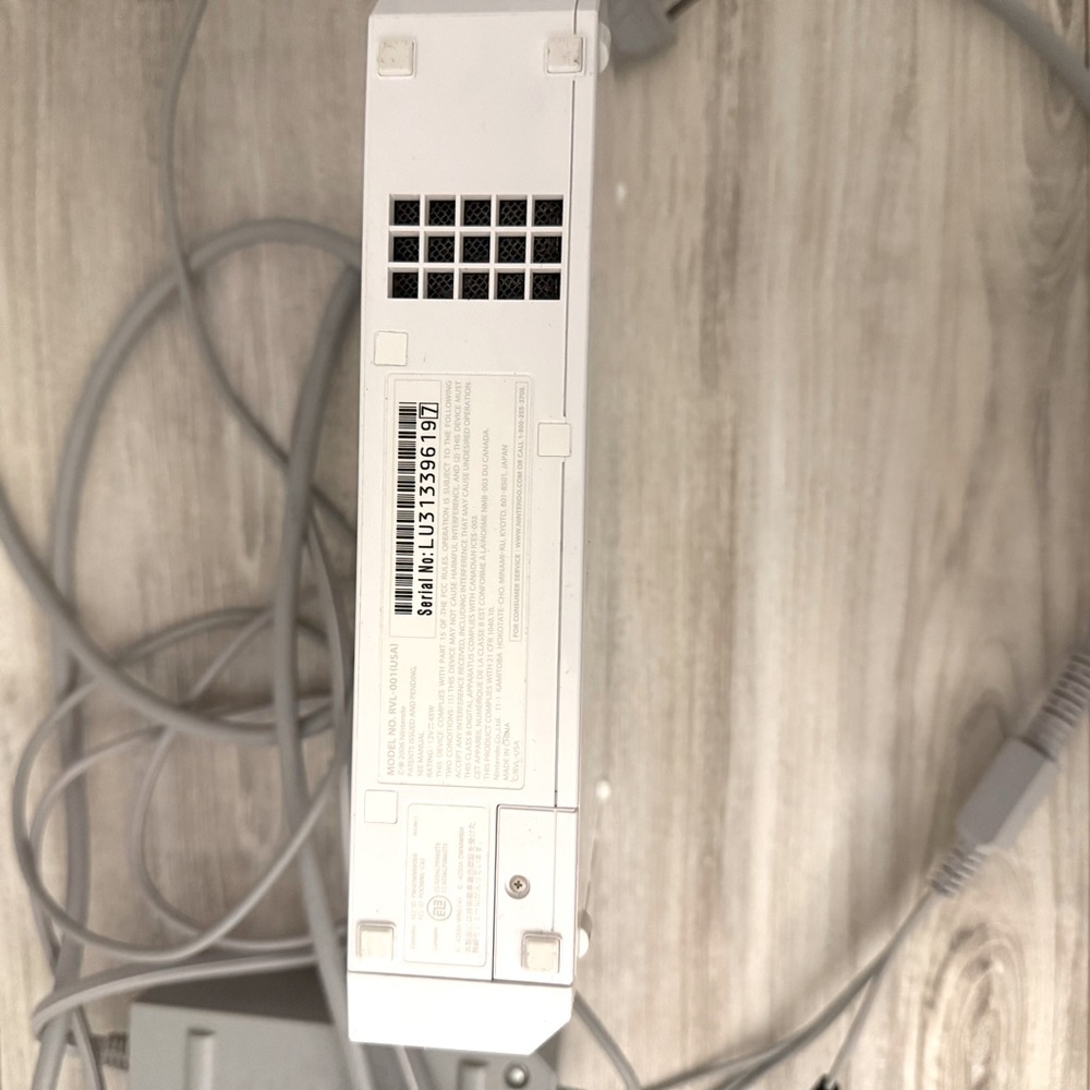 White 2006 Nintendo Wii Console Set - Picture 6 of 8